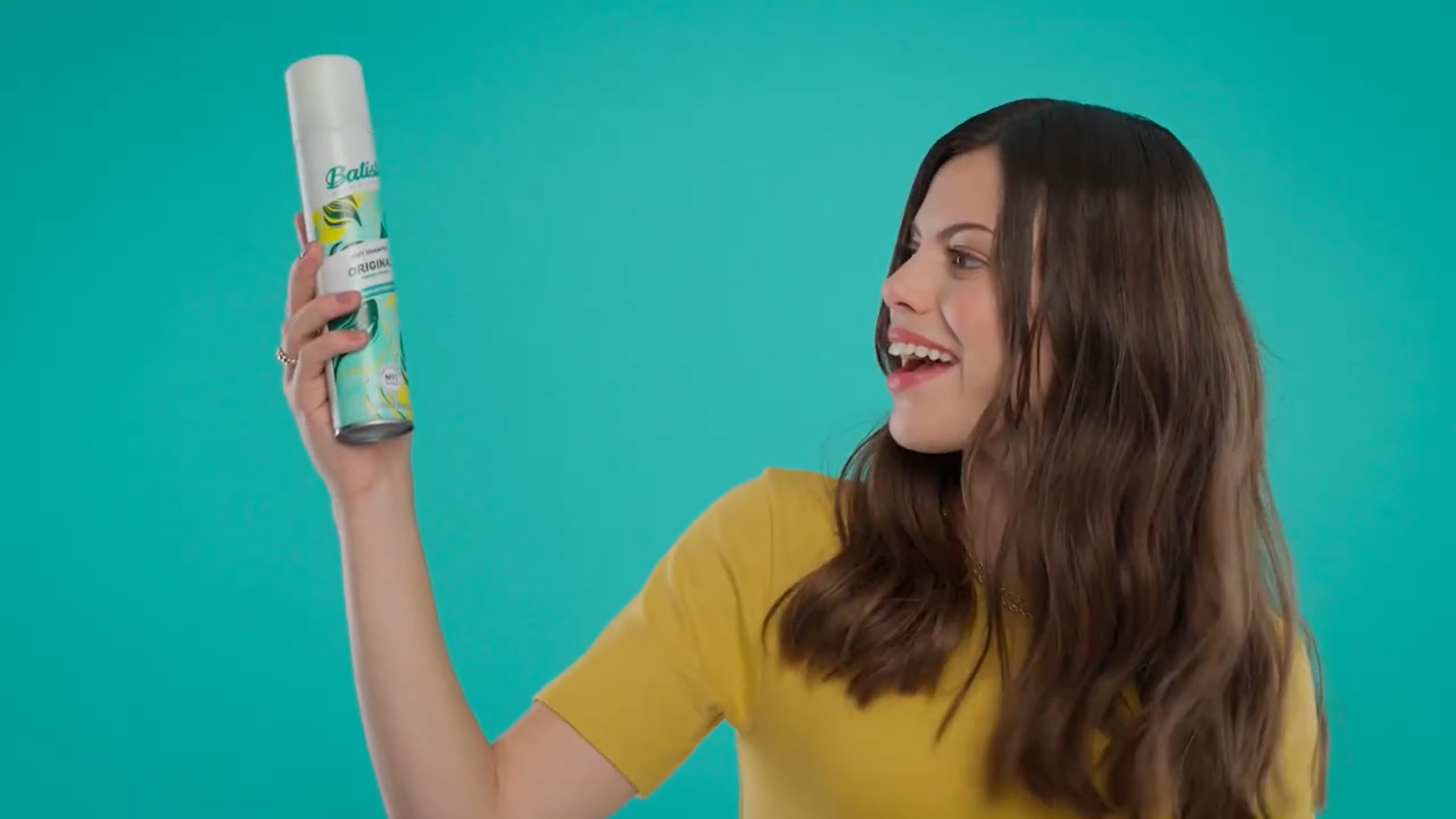 Modelka patrząca na suchy szampon Batiste